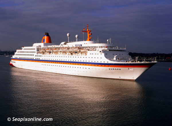 EUROPA (1981/37049grt/IMO 7822457. Renamed SUPERSTAR EUROPE, SUPERSTAR ARIES, HOLIDAY DREAM, BLEU DE FRANCE. In 2011 she was acquired by Saga Cruising and renamed SAGA SAPPHIRE. In 2020 she was sold again to Anexsea Cruises of Turkey and renamed BLUE SAPPHIRE) arriving in Southampton, England. 1997. Photo by SeapixOnline.com